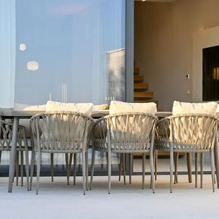 Beatiful Rosemary - East In Villa *